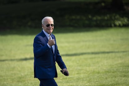 El presidente de Estados Unidos, Joe Biden, dio positivo por coronavirus en la mañana del  jueves y tiene síntomas “muy leves” de la enfermedad, según informó en un comunicado la portavoz de la Casa Blanca, Karine Jean-Pierre. Biden, que tiene puesta la vacuna contra la enfermedad y también los dos refuerzos, ha comenzado un tratamiento con el antirretrovírico oral Paxlovid, permanecerá aislado en la Casa Blanca  hasta que dé negativo y seguirá trabajando. En este sentido, Jean-Pierre explicó que el mandatario ha estado ya en contacto con miembros de su equipo por teléfono y participará en varias reuniones telefónicas o por videoconferencia desde su residencia.