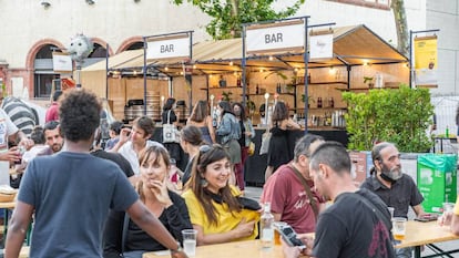 Ambient del Grec al Sec, a la plaça Margarida Xirgu.