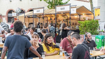 Ambient del Grec al Sec, a la plaça Margarida Xirgu.