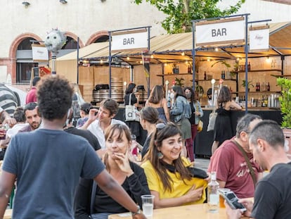 Ambient del Grec al Sec, a la plaça Margarida Xirgu.