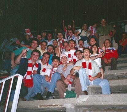 Soy el socio nº 3.390 del Club Atlético de Madrid, perteneciente a la Peña Atlética Aniano de Madrid fundada en 1991. Esta foto es del Atlético 2-0 Albacete (25 de mayo de 1996), el partido en el que mi equipo se proclamó campeón de la Liga 95-96.