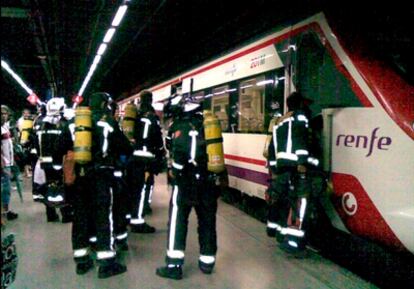 Los bomberos, rescatando a los pasajeros atrapados en la estación del Clot