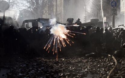 Manifestantes antigubernamentales tomaron de nuevo el control de la alcaldía de Kiev después de sangrientos enfrentamientos con la policía antidisturbios.