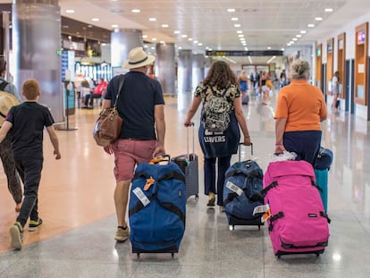 Una familia camina por el aeropuerto de Menorca.