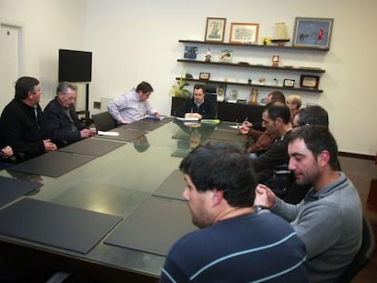 El alcalde de A Illa (centro) expone el proyecto a empresarios locales