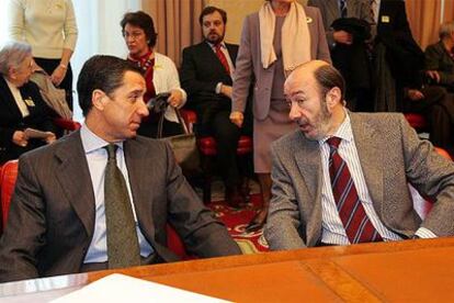 Eduardo Zaplana (izquierda) y Alfredo Pérez Rubalcaba, el pasado 27 de enero en el Congreso.