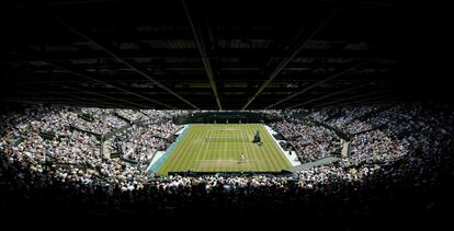 Vista general de la pista en la que se han enfrentado este viernes el español Fernando Verdasco y el vigente campeón de Wimbledon, el suizo Stan Wawrinka, en el torneo que se celebra Londres.