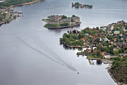 El singular jardín de islotes de <a href="https://www.visitstockholm.com/es/" target="_blank">Estocolmo</a> no dista más que 80 kilómetros del centro de la ciudad. Los suecos aman este cúmulo formado por miles de islitas, muchas de ellas privadas, donde los habitantes de la capital sueca gustan de retirarse los fines de semana y en los meses de verano. También los turistas sucumbieron hace mucho al encanto de estos islotes. Optar por el kayak es una idea magnífica, aunque naturalmente también lo es dar paseos, pescar con caña o bañarse.