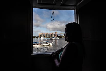 Una vecina de Santarém miraba a los silos del puerto, en mayo de 2023. 

