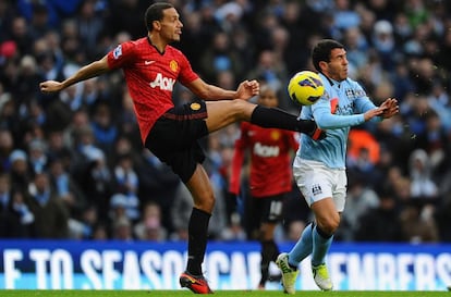 Carlos Tevez y Rio Ferdinand en el Etihad Stadium.