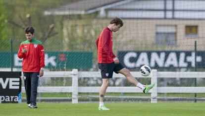 Amorebieta, en primer término, en sus ejercicios de recuperación.