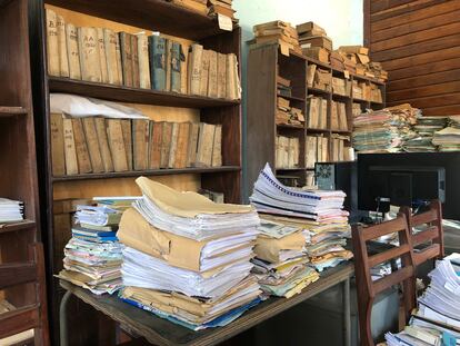 Una oficina administrativa en Kisangani, la capital de la provincia Tshopo, que es la mayor provincia forestal de la RDC. En despachos de la RDC es habitual que se acumulen cientos de expedientes descoloridos, dificultando la supervisión de cuestiones de interés público.