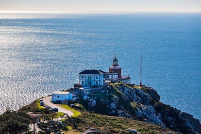 Cerca del fin del mundo. Sobre los acantilados de a Costa da Morte se construyó en 1913 el Faro Lariño, que desde el pasado julio es un hotel con vistas al Atlántico en el que el visitante puede refugiarse del mundo y explorar nuevos horizontes. Sus nueve habitaciones tienen nombres evocadores –Viene tormenta, Bruma, Mar picado– y tomando como base esta zona coruñesa de Carnota se pueden realizar rutas sorprendentes, como la de los faros, de Malpica a Finisterre, para descubrir las historias ocultas en estos guías de marineros. No falta la gastronomía gallega: el hotel cuenta con su propia taberna, El Ariete, llamada así en recuerdo a un barco que naufragó en la zona.