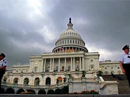 Imagen del exterior del Capitolio durante el discurso de Bush.