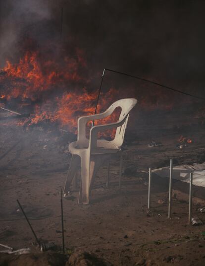 Esta es otra de las fotografías que se realizó en el momento en el que el asentamiento estaba siendo desmantelado, a finales de octubre de 2016. “El caos no tardó en adueñarse de la escena. Algunos de los refugiados comenzaron a prender fuego a sus tiendas en señal de protesta ante el realojo. Estaban enfadados y se enfrentaban al final de una etapa, y el principio de otra igual de inquietante”, señala el fotógrafo.