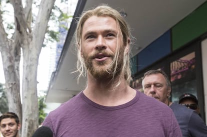 El actor Chris Hemsworth, ejemplo de hombre viril, durante un descando del rodaje de la película 'Thor: Ragnarok', en Australia, 2016.