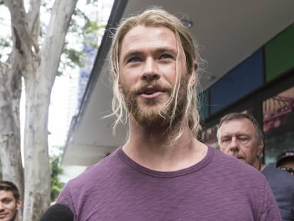 El actor Chris Hemsworth, ejemplo de hombre viril, durante un descando del rodaje de la película 'Thor: Ragnarok', en Australia, 2016.