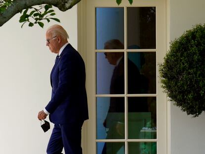 El presidente de Estados Unidos, Joe Biden, en la Casa Blanca antes de coger el avión rumbo a Los Ángeles para asistir a la Cumbre de las Américas.