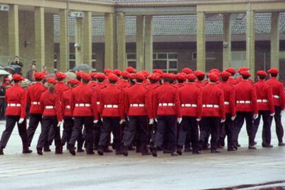 Desfile de agentes de la Ertzaintza en el patio de su Academia de Arkaute tras la graudación de una nueva promoción.