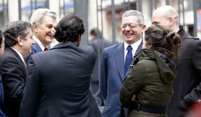 El ministro de Justicia, Alberto Ruiz-Gallard&oacute;n, r&iacute;e junto al presidente del Congreso, Jes&uacute;s Posada (a su derecha), y otras personas. 