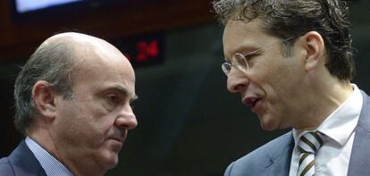 Luis de Guindos y Jeroen Dijsselbloem, en una cumbre europea.