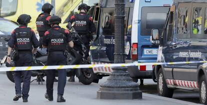 Efectivos policiales en La Rambla (Barcelona) tras el atentado del 17 de agosto.