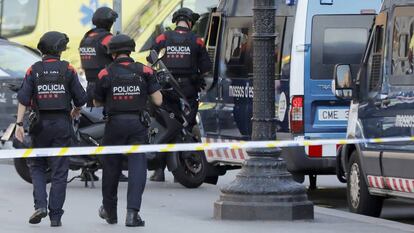 Efectivos policiales en La Rambla (Barcelona) tras el atentado del 17 de agosto.