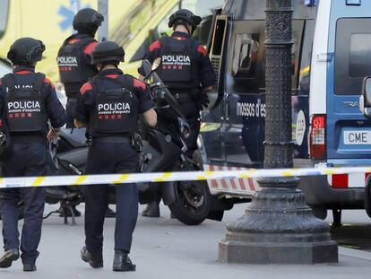 Efectivos policiales en La Rambla (Barcelona) tras el atentado del 17 de agosto.