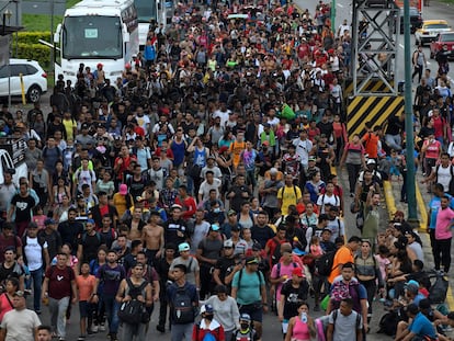 Migrantes latinoamericanos caminan en caravana hacia la frontera con Estados Unidos, en Huehuetán, Estado de Chiapas, el 7 de junio de 2022.