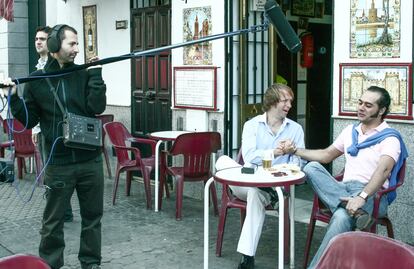 Alberto López y Alfonso Sánchez en un momento de la grabación de su corto 'Eso es así'. / CORTESÍA DE MUNDO FICCIÓN