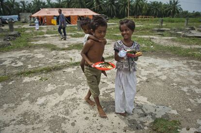 Niños refugiados de la etnia rohinya en el campamento para inmigrantes de Bayeun, en la provincia de Aceh, Indonesia.