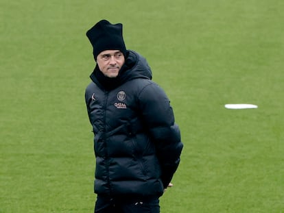 Luis Enrique dirige el entrenamiento del PSG, este martes en Poissy, a las afueras de París.
