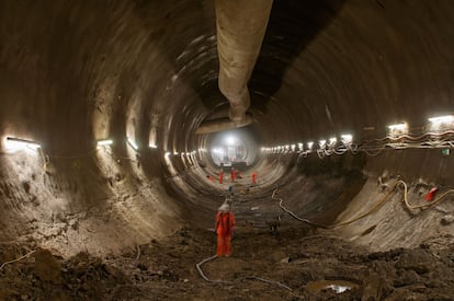 Operarios trabajan en el túnel del Crossrail, en el tramo que construye una Unión Temporal de Empresas en la que se encuentra la española Ferrovial Agroman. En 2018 está previsto que los trenes circulen por este túnel que atraviesa Londres de este a oeste.