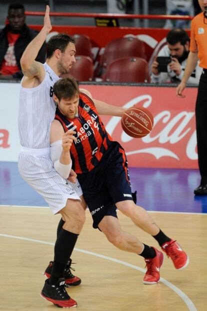 Nocioni controla el balón ante el marcaje de Markota en el derbi de Vitoria.