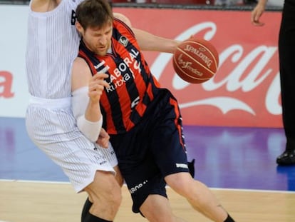 Nocioni controla el balón ante el marcaje de Markota en el derbi de Vitoria.