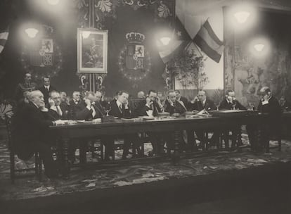 El Rey Alfonso XIII, durante la conversación con el presidente de EEUU Calvin Coolidges, que inauguró el servicio telefónico entre ambos países