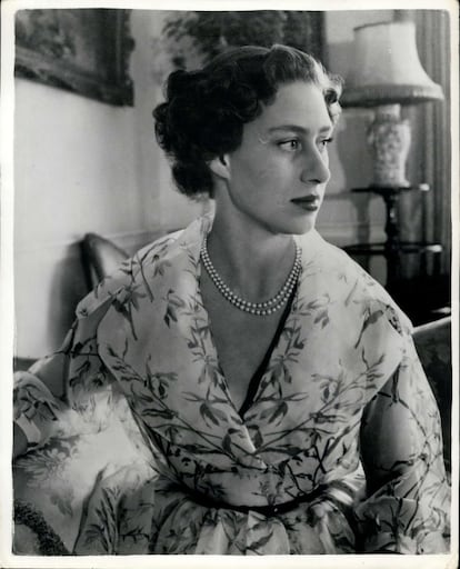 <p>Fotografiada por Cecil Beaton con motivo de su 24 cumpleaños en el gabinete de Clarence House, la casa en que la Reina y su familia vivieron durante los años previos a coronación, este retrato doméstico refleja la elegancia aristocrática que Beaton sabía introducir en sus fotografías.</p>