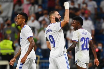 Benzema celebra su tercer gol y el quinto del Real Madrid contra el Celta de Vigo.