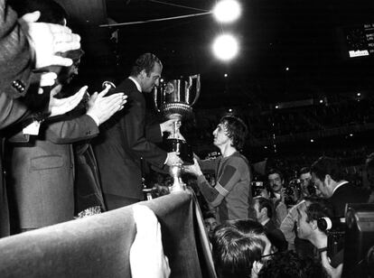 Juan Carlos I entrega la Copa del Rey a Johan Cruyff en 1978.