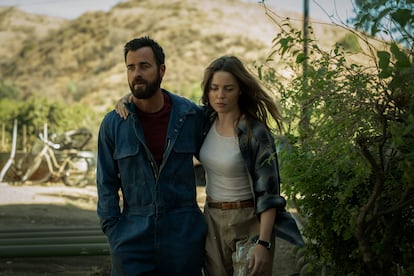 Justin Theroux y Melissa George, en un instante del primer capítulo de 'La costa de los mosquitos'.