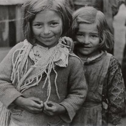 Dos niñas refugiadas en Madrid durante la Guerra Civil. Se desconoce su identidad y la del autor de la foto.