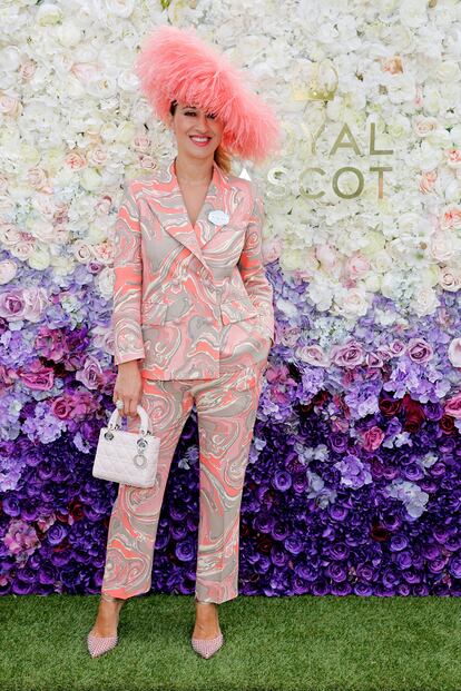 Traje, bolso de Dior y maxi sombrero de plumas componen otro de los looks destacados de la primera jornada.