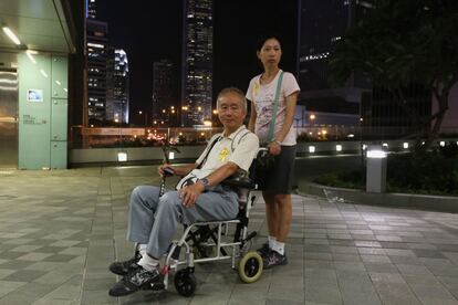 O professor John Ma, de 62 anos, em uma cadeira de rodas, e sua esposa, May, de 50, decidiram apoiar as manifestações, principalmente de jovens, em Hong Kong. "Apoio os protestos estudantis e digo a eles que agarrem essa oportunidade".