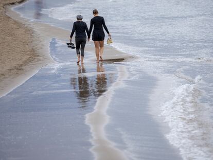 Dos personas pasean por la playa de la Malvarrosa de València, el domingo día 8.