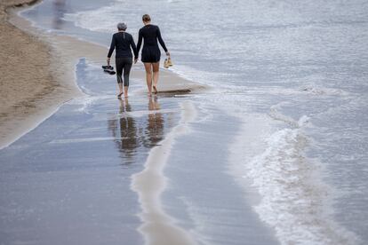 Dos personas pasean por la playa de la Malvarrosa de València, el domingo día 8.