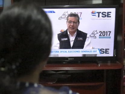 Presidente do STE anuncia a vitória de Hernández.