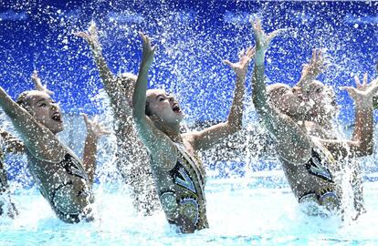 El equipo chino de natación sincronizada realizada un ejercicio durante la final.