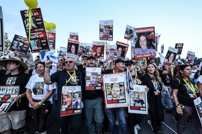 Marcha de familiares de rehenes para pedir su liberación en Jerusalén, este domingo. 