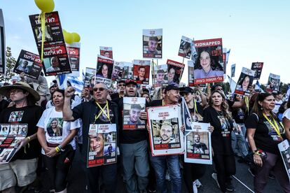 Marcha de familiares de rehenes para pedir su liberación en Jerusalén, este domingo.