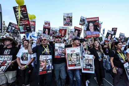 Marcha de familiares de rehenes para pedir su liberación en Jerusalén, este domingo. 